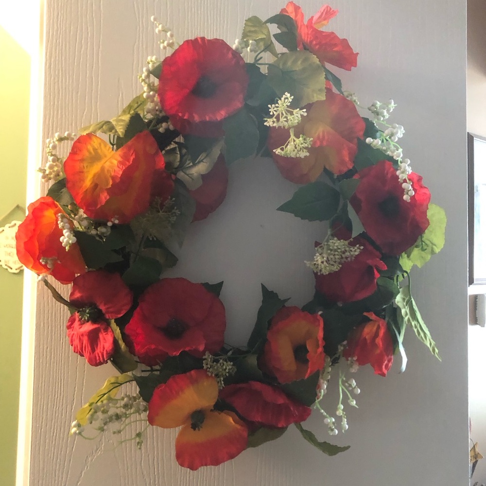 Pretty red poppy wreath with white accents.
